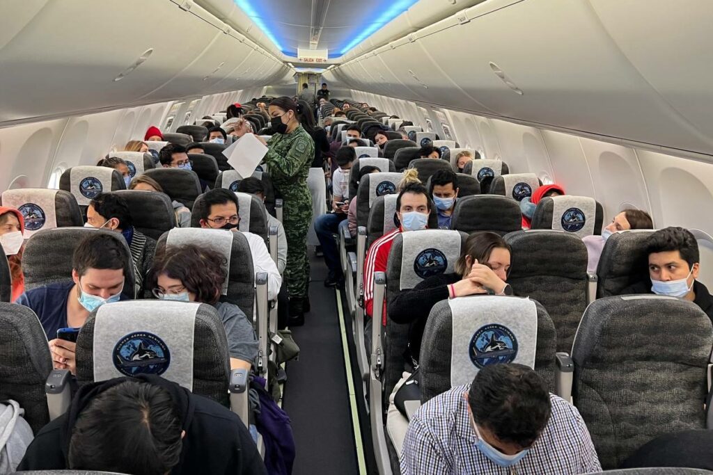 Regresa a México avión de la FAM con connacionales fepatriados