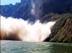 Se derrumba pared del cañón de sumidero