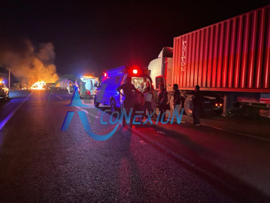 Chocan autobus de pasajeros y tractocamión hay 3 muertos