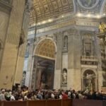 Largas filas de espera para despedir a Papa Francisco.