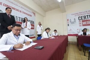 Más médicas y médicos se certifican en Michoacán