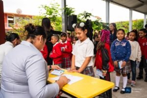 Sigue impulso a educación con entrega de becas