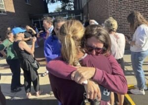 2 niños mueren en tiroteo en templo de Minneapolis, EE.UU.
