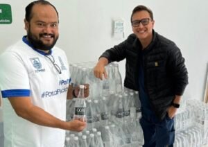 Empresarios donan agua a trabajadores de salud