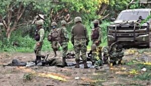 Enfrentamiento y activación de artefacto deja dos elementos de seguridad gravemente heridos