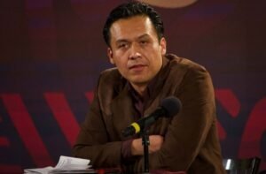 Corren a Marx Arriaga de la SEP, lo sacan de su oficina con policías