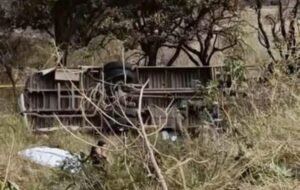 Vuelca unidad de transporte de personal entre La Piedad y Manuel Doblado