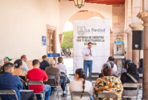 Entregan 17 microcréditos sin intereses para fortalecer al comercio local familiar