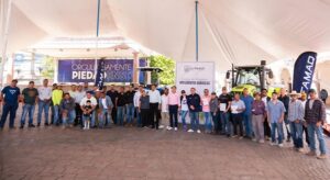 Entregan insumos a productores del campo en La Piedad