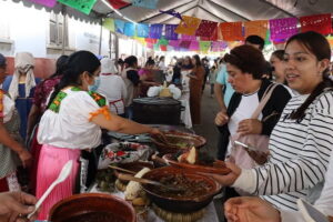 Cocineras tradicionales presentes en el Tianguis Artesanal de Domingo de Ramos
