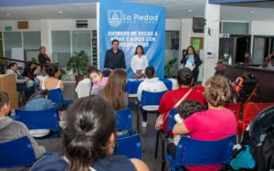 Entrega DIF apoyo económico a familia de personas con discapacidad.
