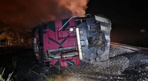 Se descarrilan 22 vagones de tren en Colima