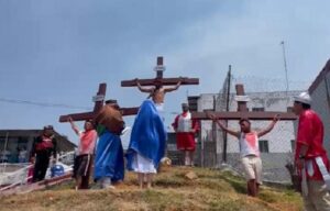 Más de 300 internos escenifican viacrucis en penales de Michoacán