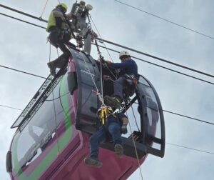 Paramédicos michoacanos se certifican en rescate especializado en teleféricos
