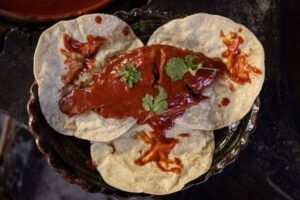 Sabores que cuentan historias: Recorre la ruta de las cocineras tradicionales