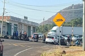 Inseguridad provoca bloqueos en tres puntos carreteros de Michoacán