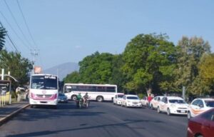 Transportistas bloquean la Calzada Zamora-Jacona