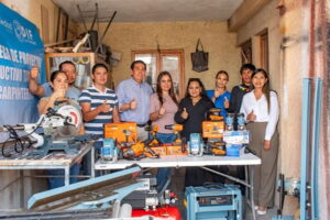 Entrega DIF equipamiento para carpintería en colonia Malecón
