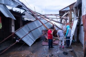 Alcaldesa de Uruapan supervisa atención a afectaciones tras intensa lluvia