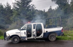 Comuneros queman patrulla de policía en Pomocuarán