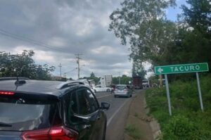 Bloquean carretera Zamora–Carapan en Tacuro
