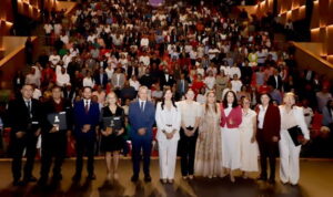 Más de 600 docentes reciben medalla por años de servicio en Michoacán.