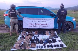 SSP y Defensa aseguran vehículo con equipo táctico tras persecución en Tlazazalca