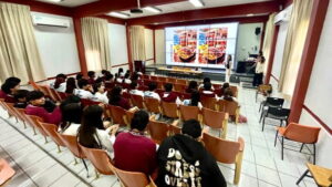 Fortalece UNIVA vinculación académica con taller de Fotografía Móvil