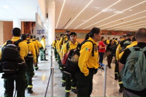 México envía brigadistas a Canadá para apoyar en el combate de incendios forestales