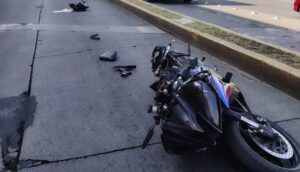 Conducir con exceso de velocidad aumenta el riesgo de lesiones graves en motociclistas