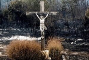 Imágenes de crucifijos que sobrevivieron a incendios reavivan reflexiones sobre la fe y la esperanza