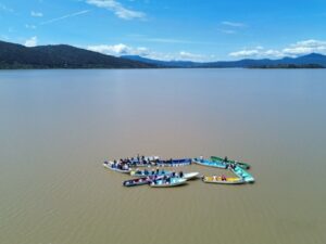 Consolidan siembra histórica de 321 mil peces en el lago de Pátzcuaro