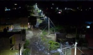 Realizan mejoras de alumbrado y vialidades en la colonia La Escondida