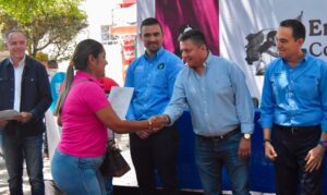 Fortalecen patrimonio de 201 familias de Zamora con entrega de escrituras