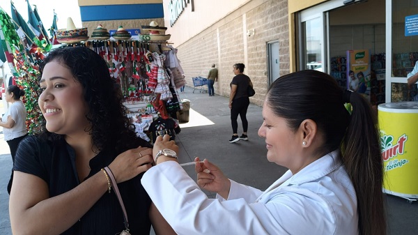 Invitan a completar esquemas de vacunación en módulo instalado frente a Walmart