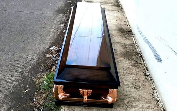 Dejan un ataúd abandonado en la vía pública y desatan movilización policiaca en la colonia Emiliano Zapata