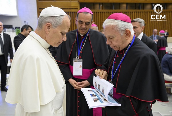 Papa León XIV recibe libro con los rostros e historias de personas desaparecidas en México